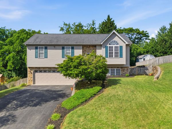1611 Bush Farm DR , Vinton, VA 24179