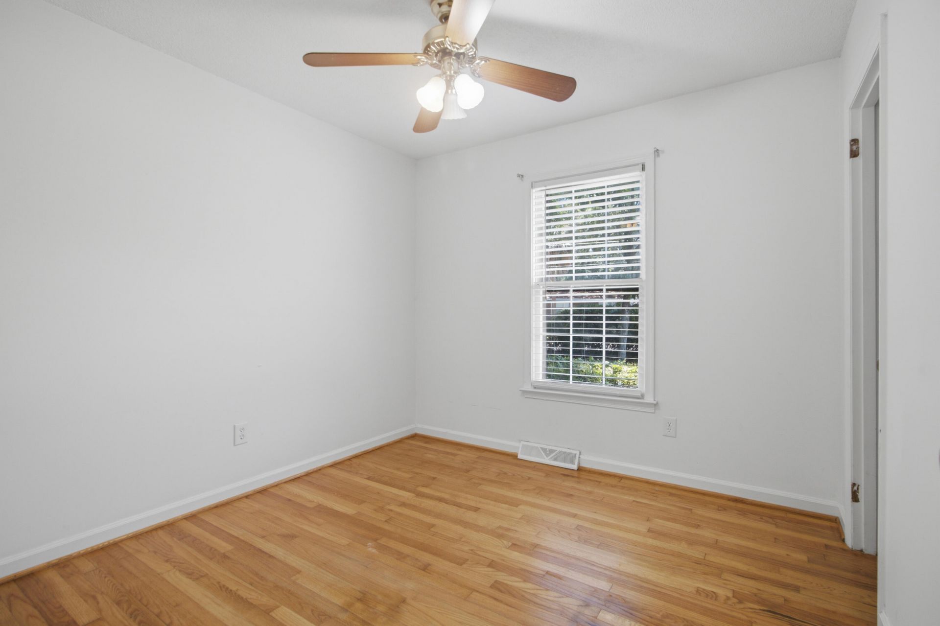 1144 Wyndham Road Photo 22