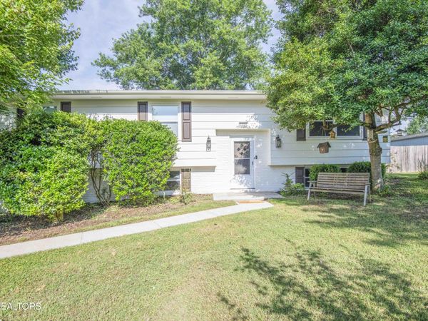 1255 Pinecrest Circle, Lenoir City, TN 37772