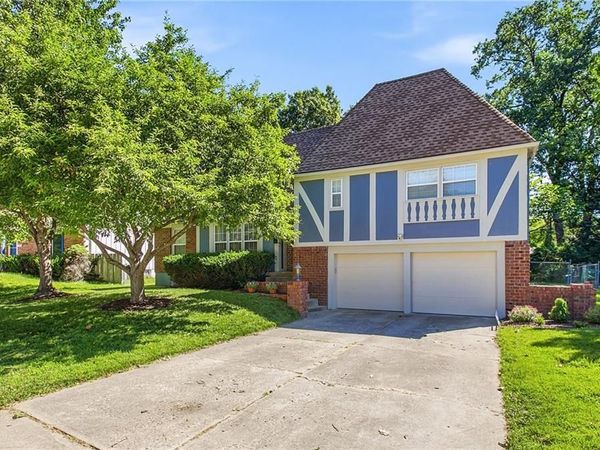 1109 Queens Place, Kansas City, MO 64131