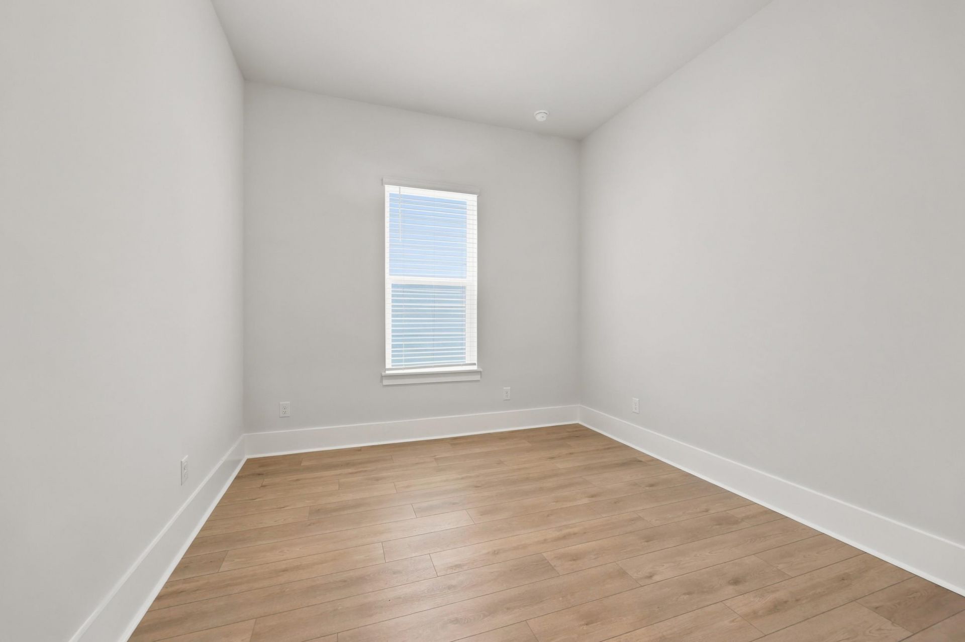 992 Triton Ave. Photo 14