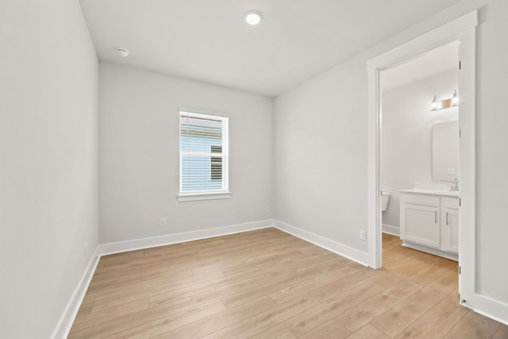 992 Triton Ave. Photo 33