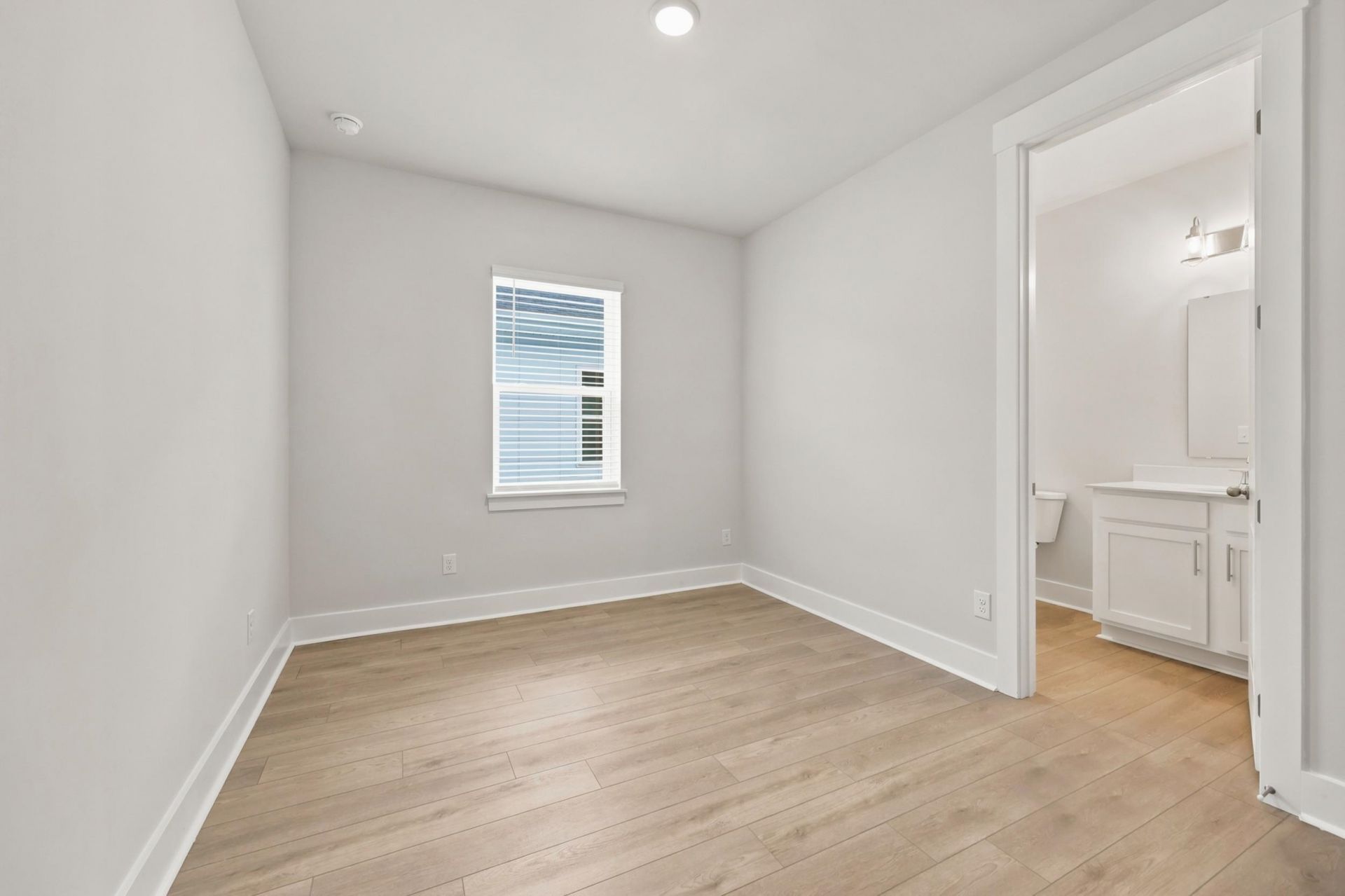 992 Triton Ave. Photo 38