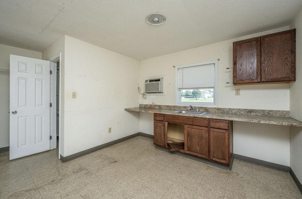 1054 Edgewater Road Photo 12