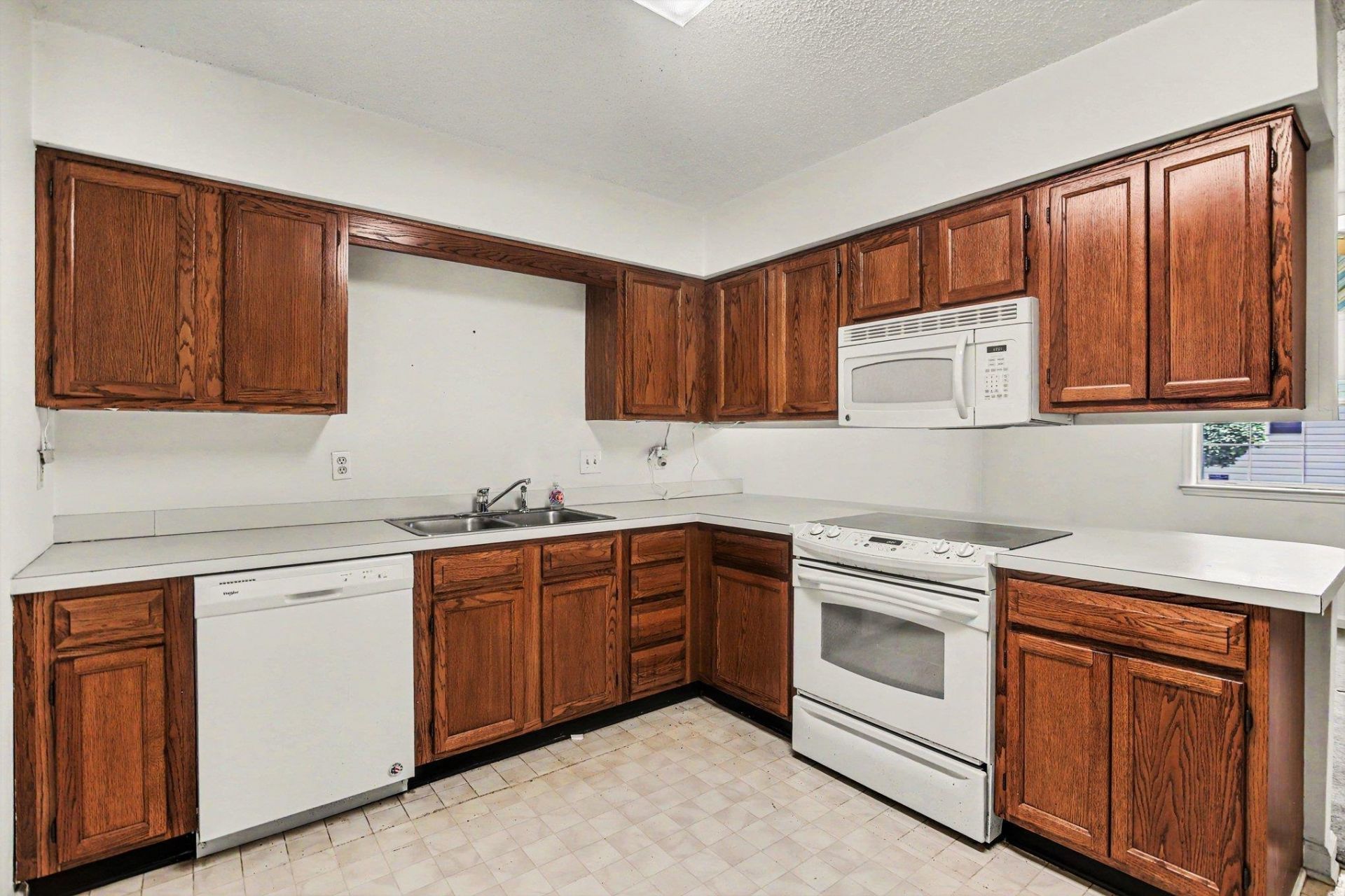 1105 Ganton Way  Photo 4