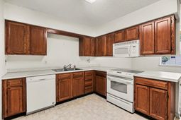 1105 Ganton Way  photo 4