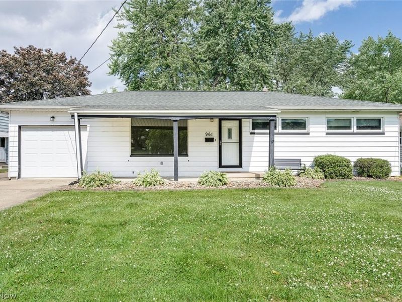 961 Adrian Circle , Girard, OH 44420 Photo 1