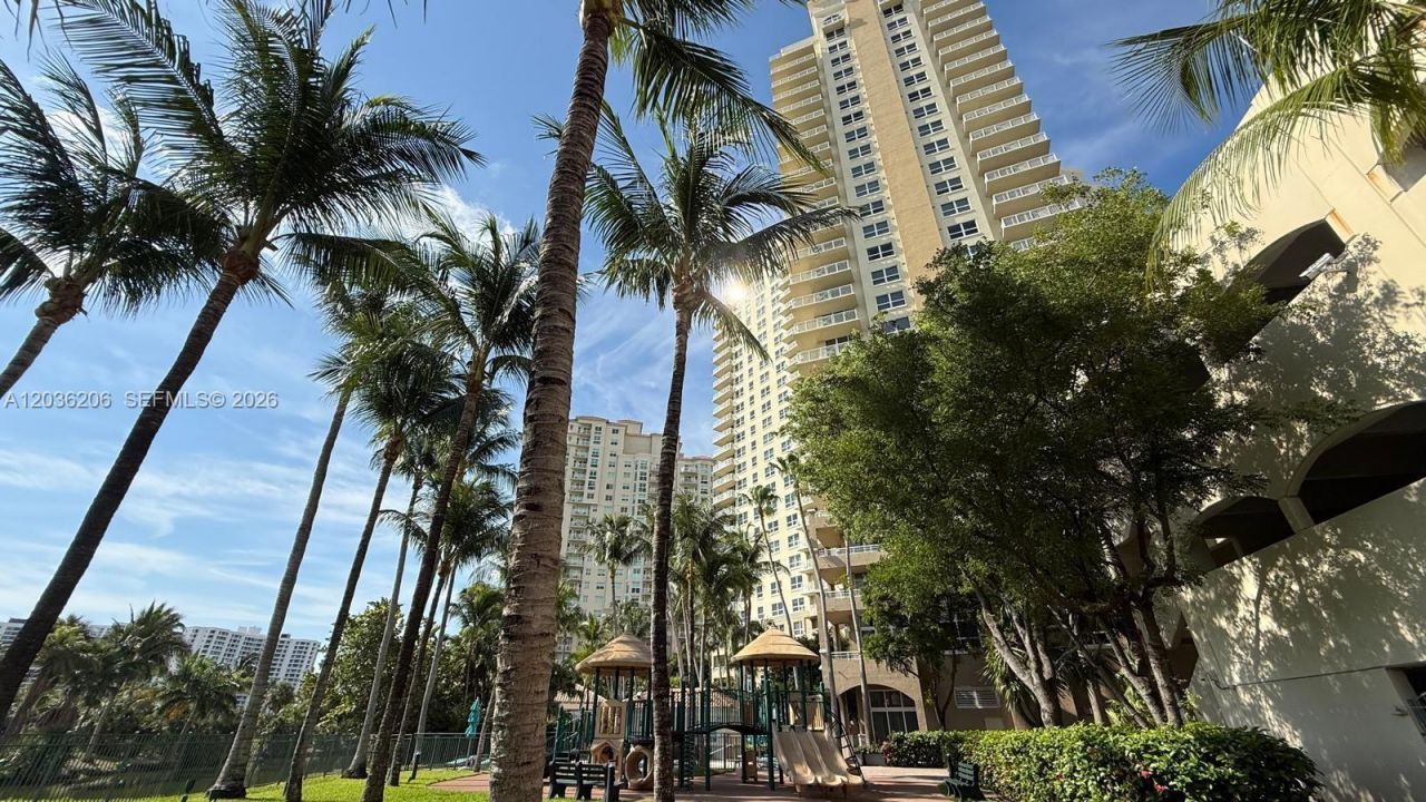19501 W Country Club Dr , Unit 1212, Aventura, FL 33180 Photo