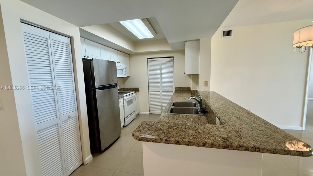 19501 W Country Club Dr , Unit 1212, Aventura, FL 33180 Photo