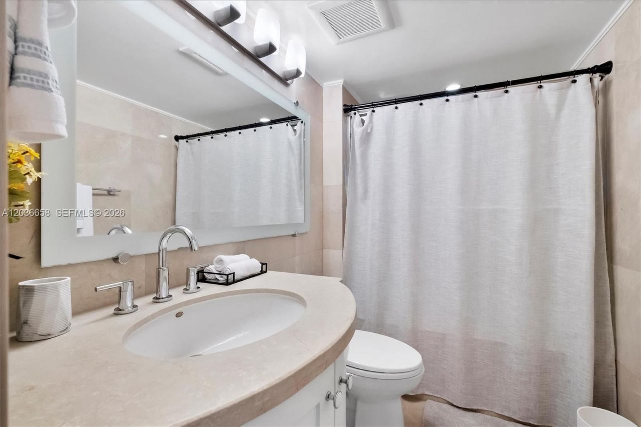 1000 Quayside Ter, Unit 411, Miami, FL 33138 Photo