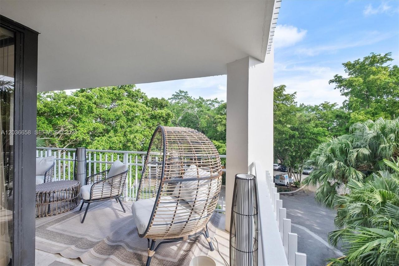 1000 Quayside Ter, Unit 411, Miami, FL 33138 Photo