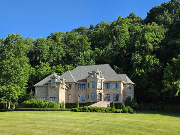 1060 Natchez Valley Ln, Franklin, TN 37064