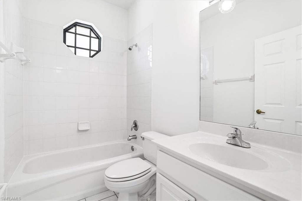 7550 Meadow Lakes Dr, Unit 4701, Naples, FL 34104 Photo