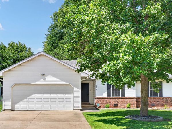 705 W Pearl Street , Bolivar, MO 65613