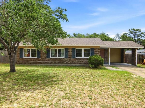 60 Oak Lane, Shalimar, FL 32579