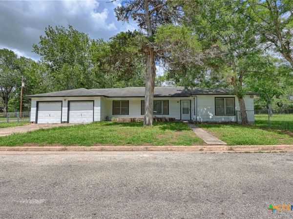 401 S Market Street , Hallettsville, TX 77964