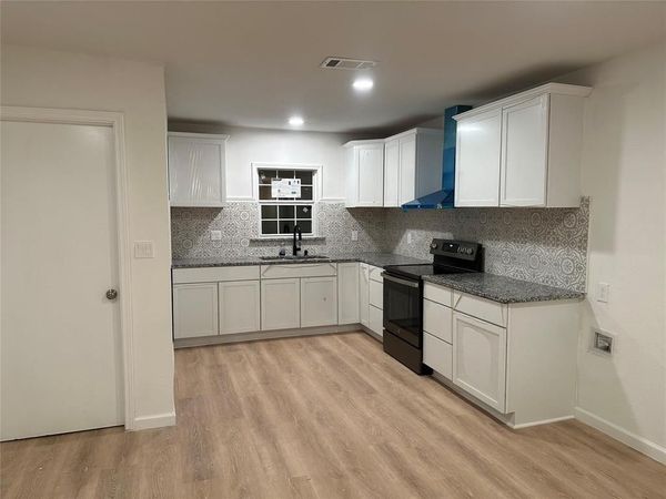 909 Jerry Mashek Drive, West, TX 76691