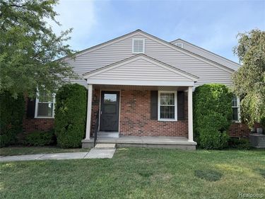 15895 Cambridge Drive , Clinton Twp, MI 48038