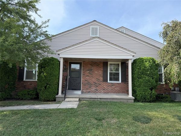 15895 Cambridge Drive, Clinton Twp, MI 48038