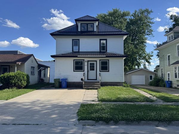 219 W 2nd Avenue, Cresco, IA 52136