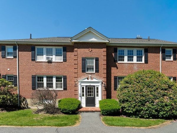 33 Hammond Pond Pkwy, Unit 4, Brookline, MA 02467