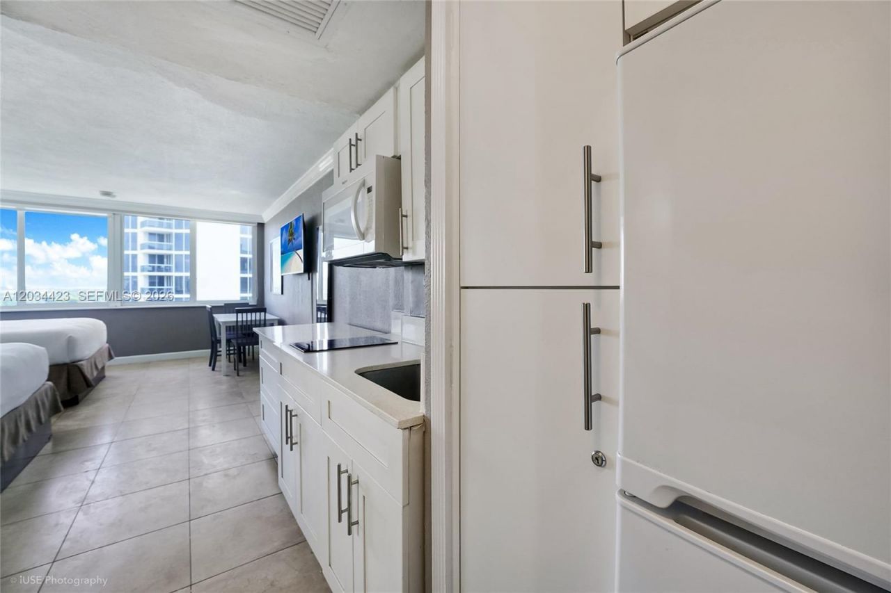 19201 Collins Ave , Unit 827, Sunny Isles Beach, FL 33160 Photo
