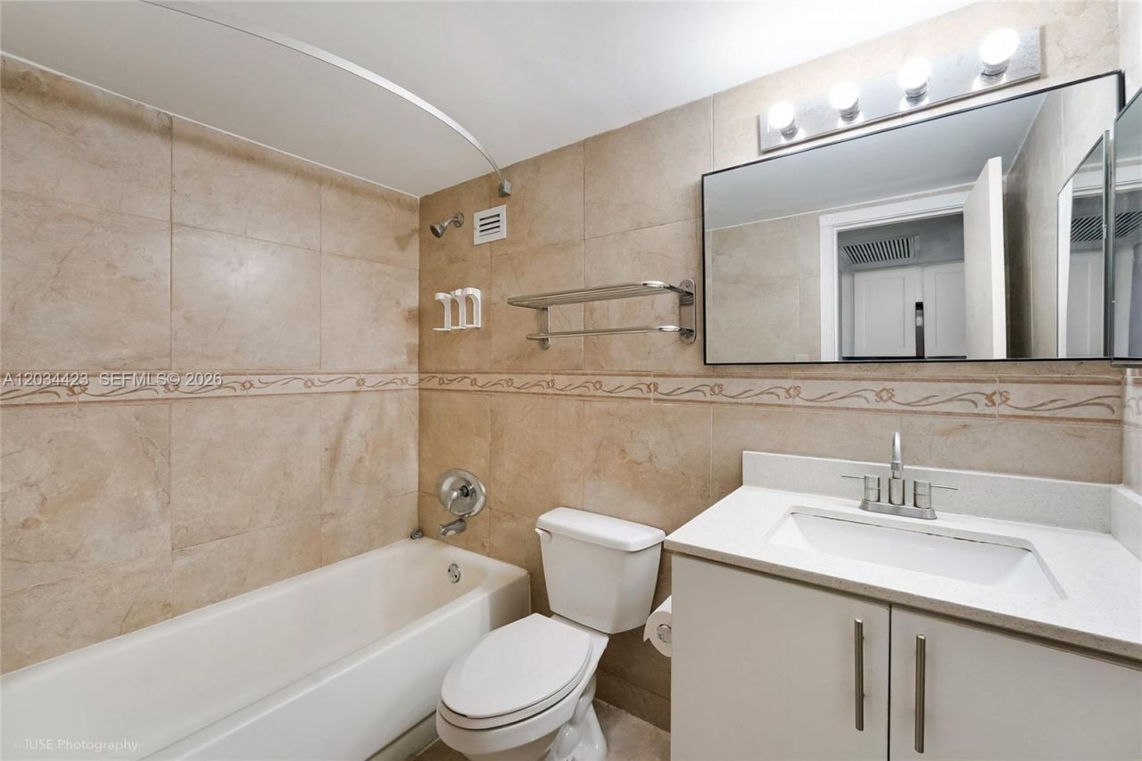 19201 Collins Ave , Unit 827, Sunny Isles Beach, FL 33160 Photo