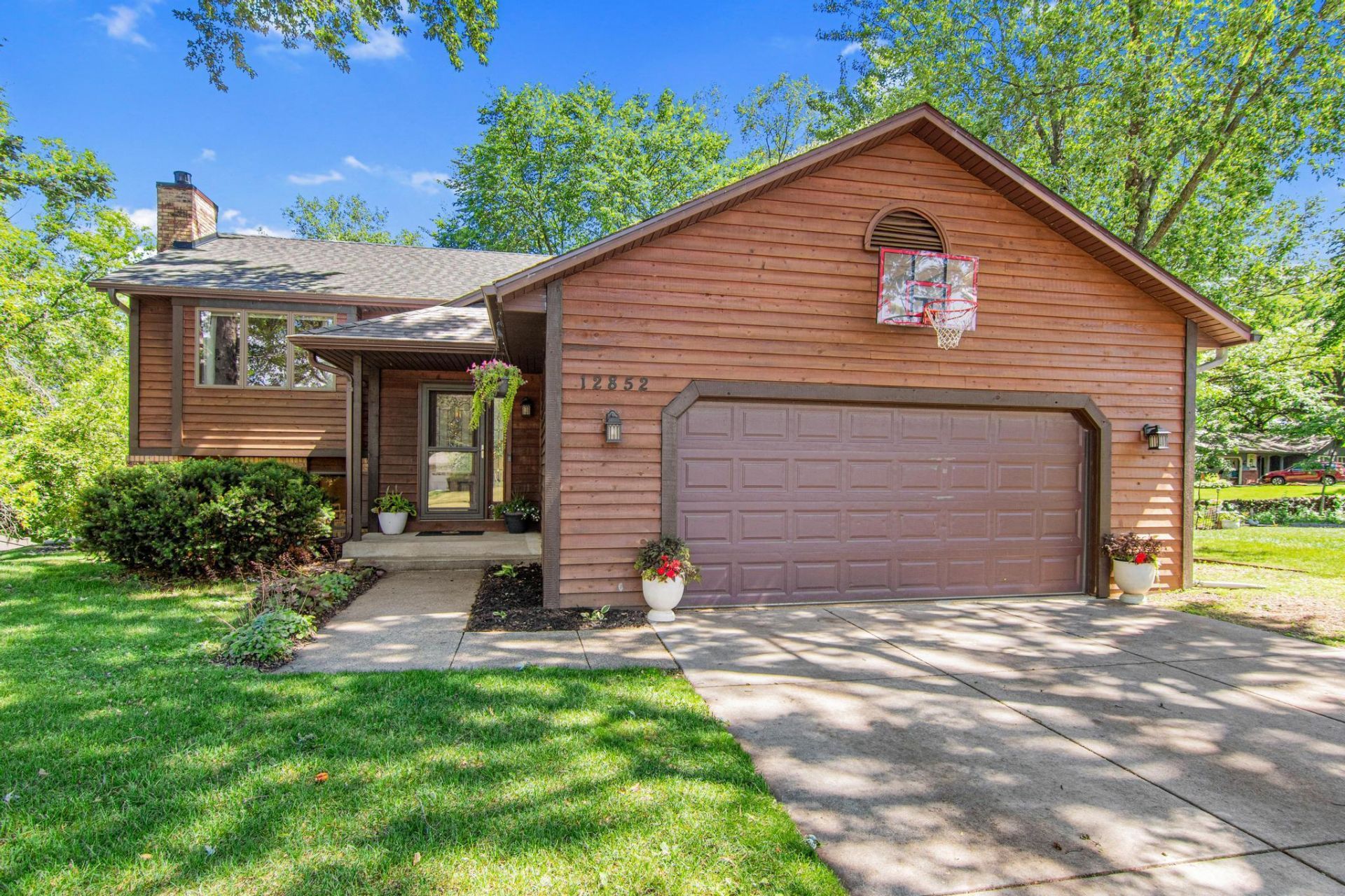12852 Essex Way , Apple Valley, MN 55124