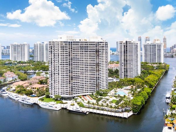 1000 W Island Blvd, Unit 911, Aventura, FL 33160
