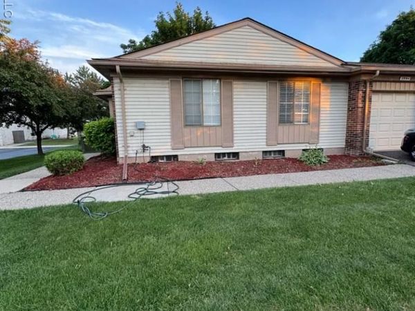 2994 Roundtree Drive, Troy, MI 48083