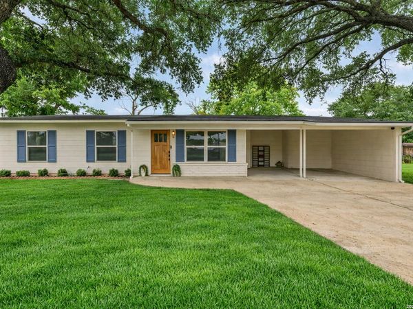 213 LOWER LACOSTE RD, Castroville, TX 78009