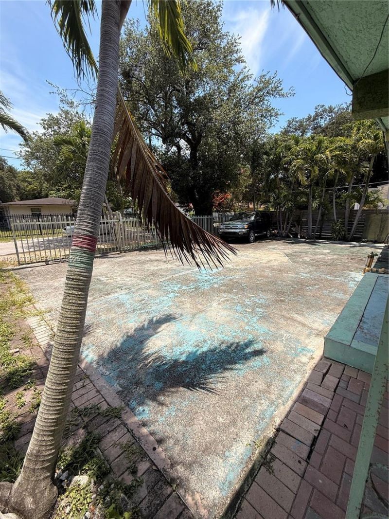 16500 NE 5th Ave, Miami, FL 33162 Photo
