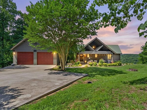 2051 Scenic View Ct, Byrdstown, TN 38549