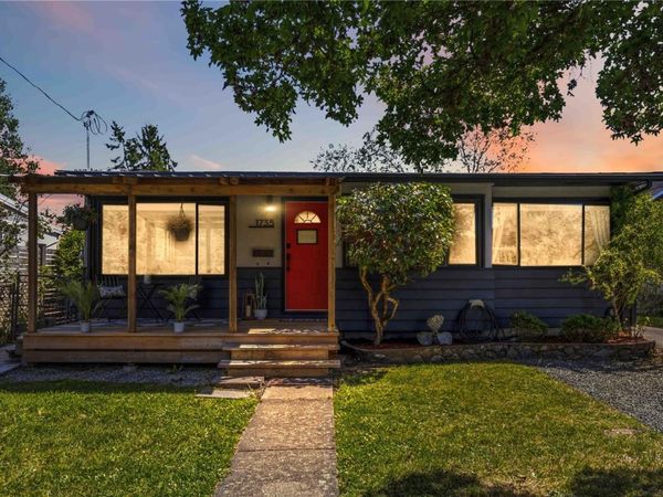 1735 Newton St , Victoria, BC V8R 2R1