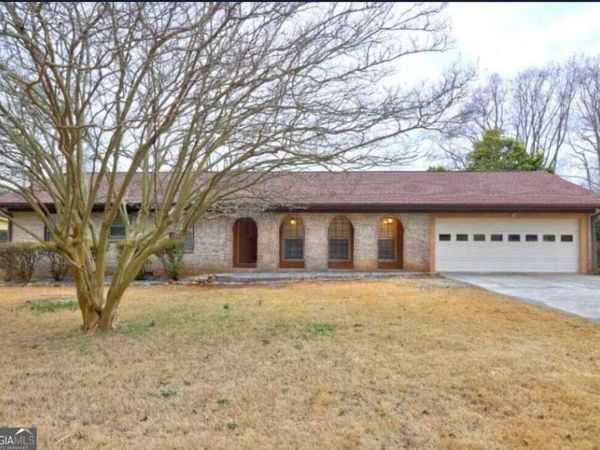 457 Castleaire Drive SW, Stone Mountain, GA 30087