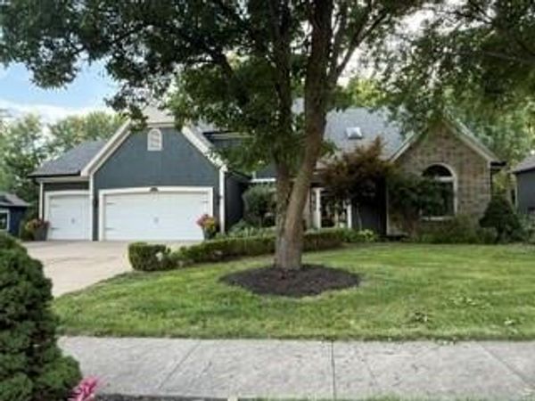 606 Harborview Drive, Smithville, MO 64089