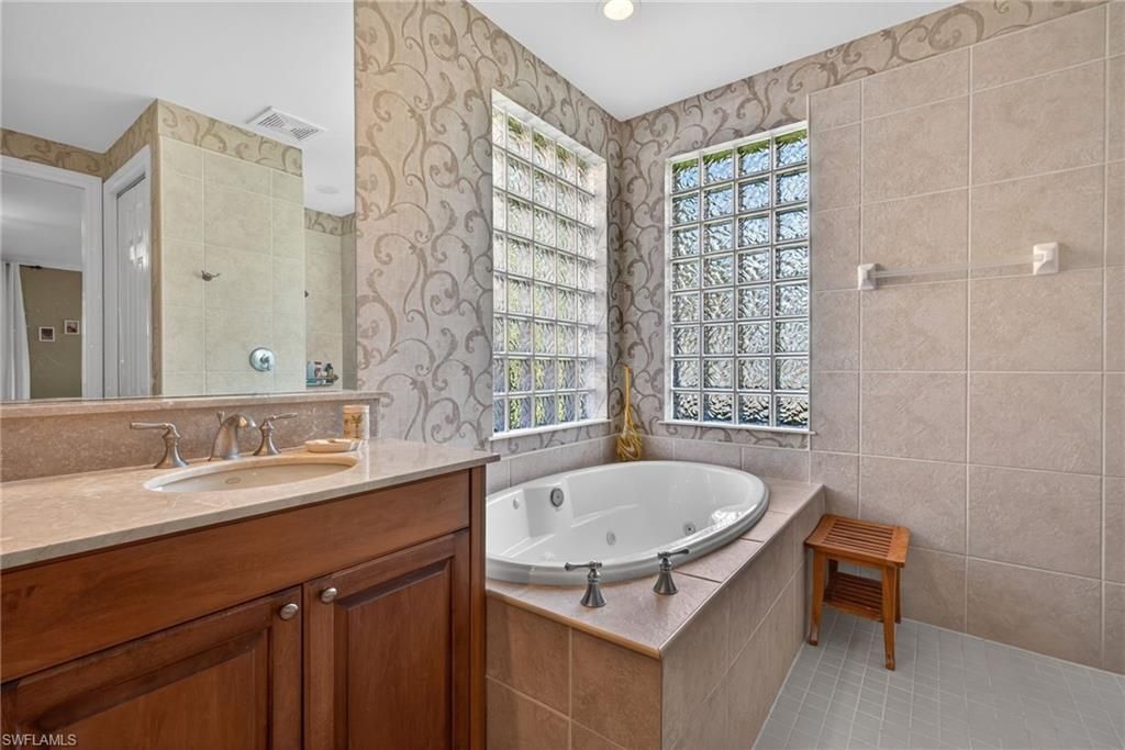 2638 Bolero Dr, Unit 401, Naples, FL 34109 Photo