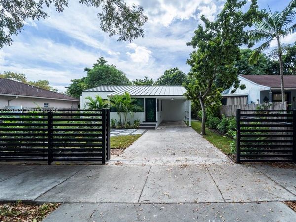 5220 SW 6th St , Miami, FL 33134