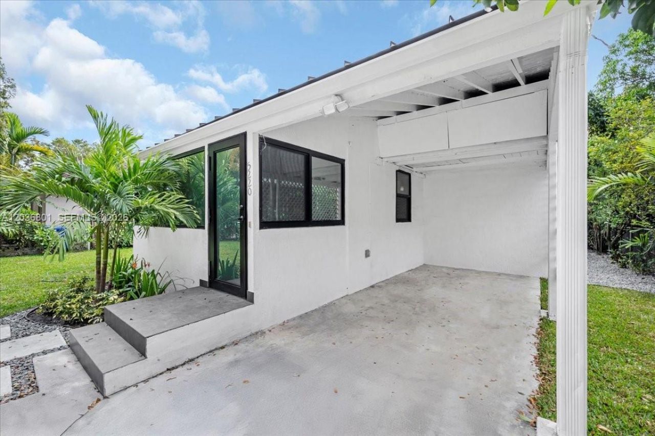 5220 SW 6th St , Miami, FL 33134 Photo