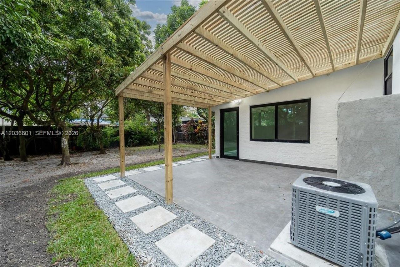 5220 SW 6th St , Miami, FL 33134 Photo