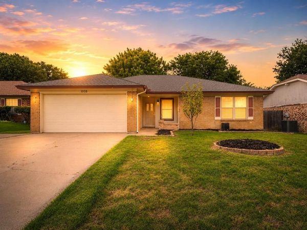 1008 Green Ridge Terrace, Saginaw, TX 76179