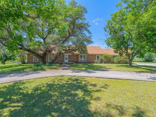 908 W Barnes Avenue, Comanche, TX 76442