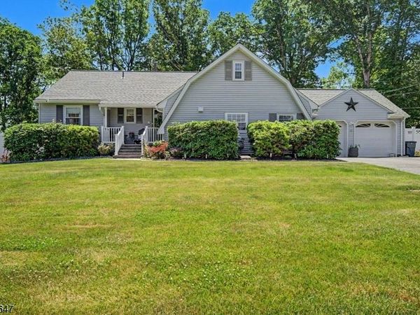 5 Forest Dr, Roxbury, NJ 07876