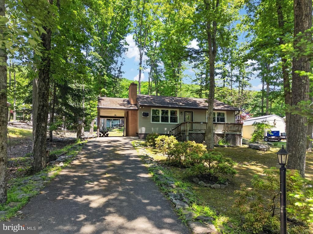 18 WHITE OAK ROAD , NESQUEHONING, PA 18240