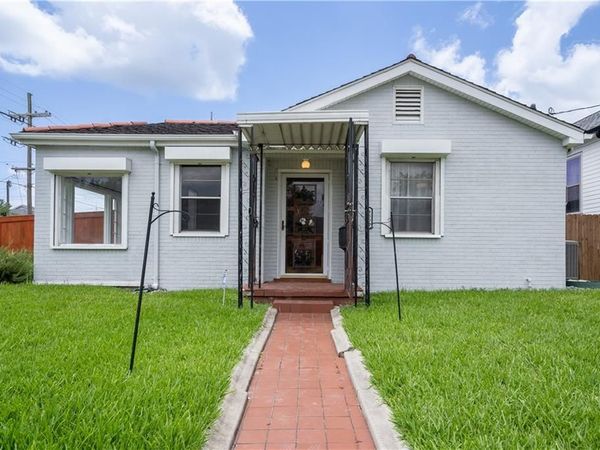 8502 EDINBURGH Street , New Orleans, LA 70118