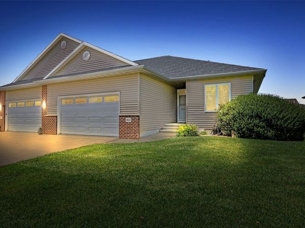 912 NE Dorchester Place NE, Unit 912, Cedar Rapids, IA 52402