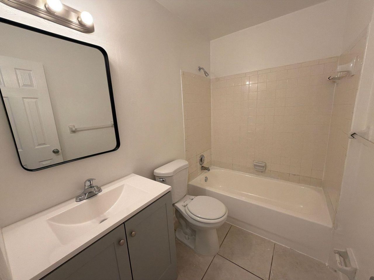 515 S Sequoia Drive, Unit 212, West Palm Beach, FL 33409 Photo
