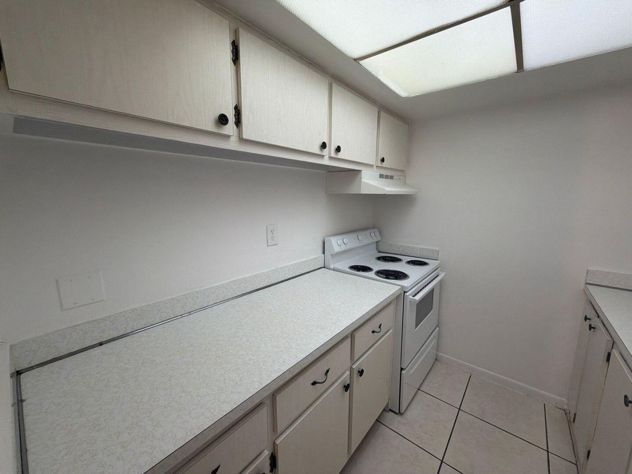 515 S Sequoia Drive, Unit 212, West Palm Beach, FL 33409 Photo