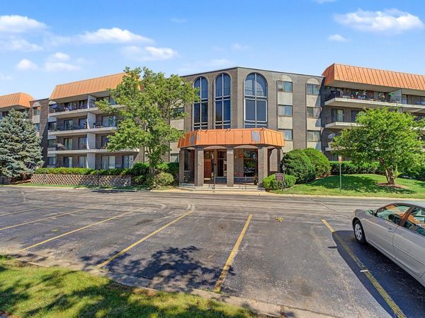 4900 Foster Street , Unit 407, Skokie, IL 60077