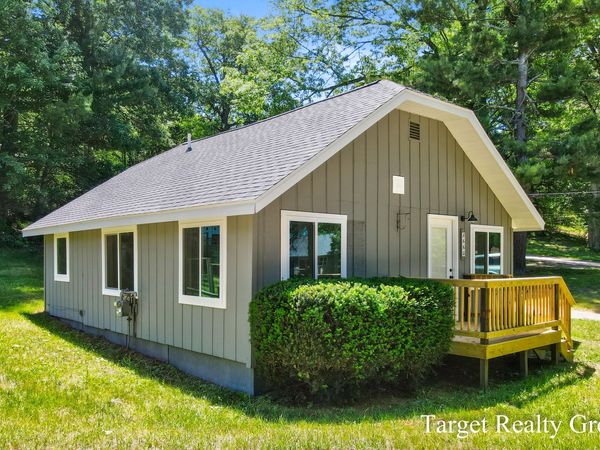 8660 Merry Drive NE, Rockford, MI 49341